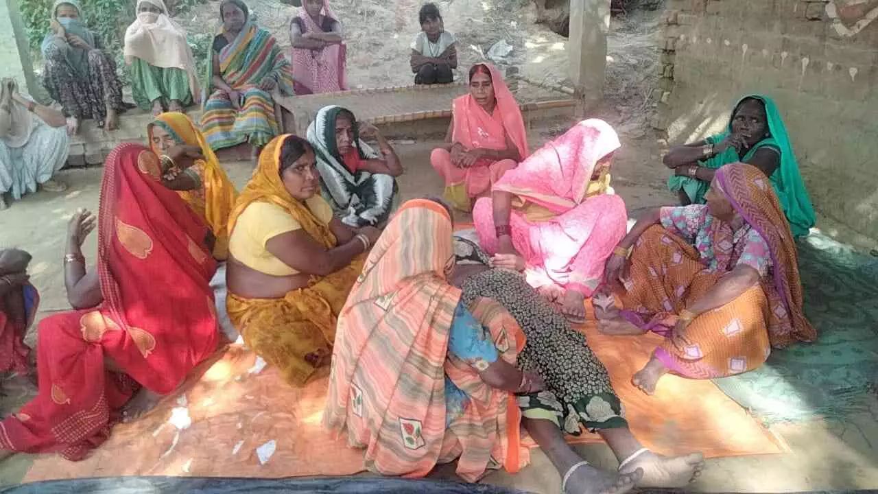 Sultanpur: दुर्गा प्रतिमा विसर्जन देख लौट रहे परिवार पर ट्रक चढ़ा, आधा दर्जन घायल, दो बहनों की मौत