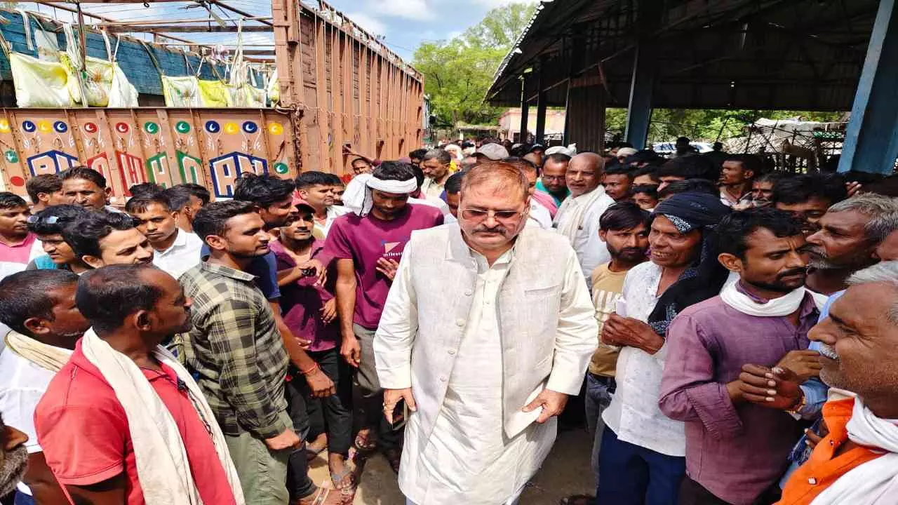 Banda News: खाद न मिलने से किसानों का प्रदर्शन, क्षेत्रीय विधायक ने बटवाई खाद