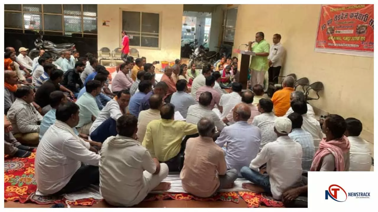 Azamgarh News: आजमगढ़ में रोडवेज कर्मचारियों ने 12 सूत्रीय मांगों को लेकर धरना प्रदर्शन किया