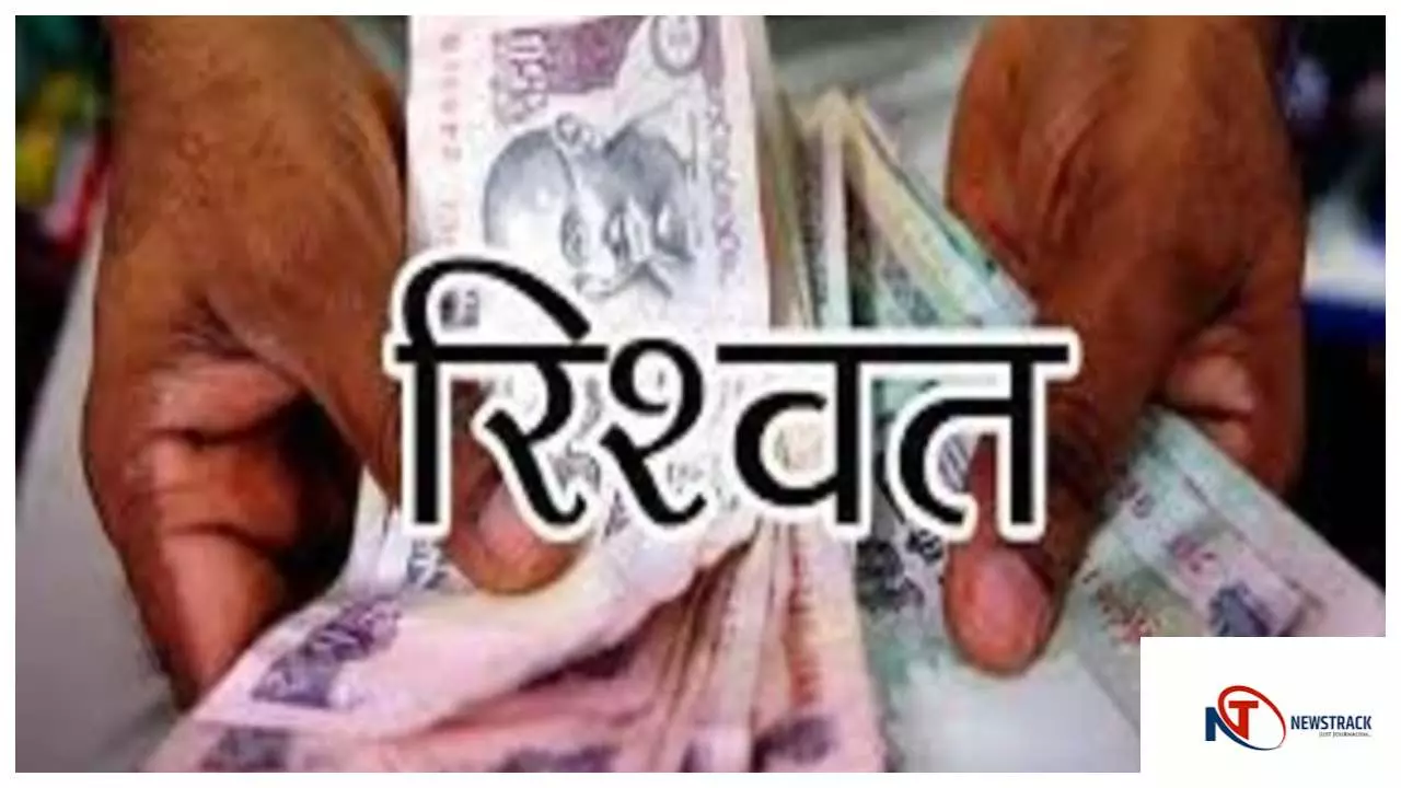 Hapur News : धान ट्रक के साथ मंडी इंस्पेक्टर की भयंकर रिश्वत पकड़ाई, डीएम का सख्त एक्शन”
