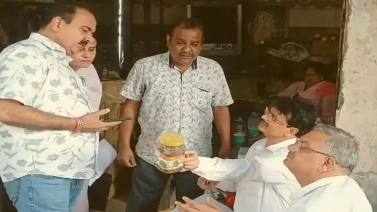 Big scam of expired pickles in Hapur, food safety department seals factory