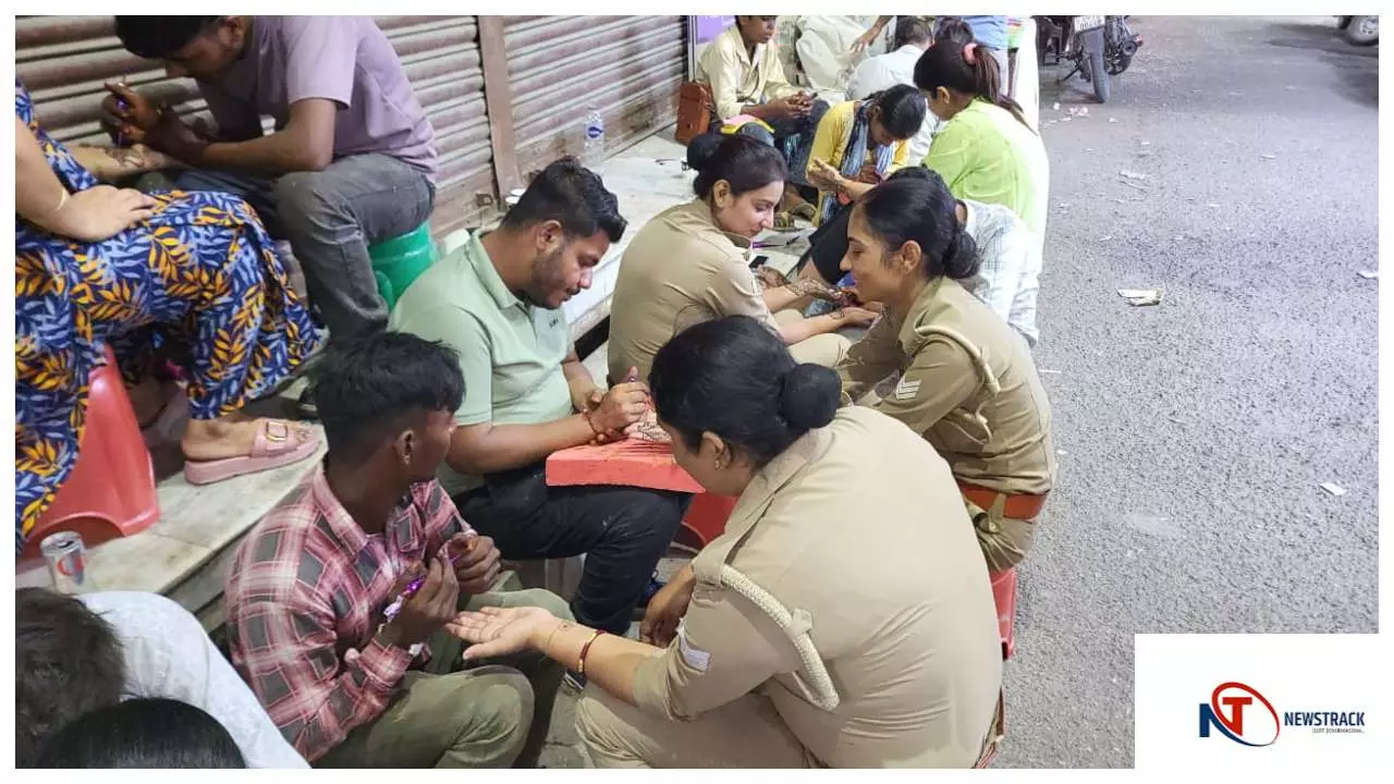Shamli News : फर्ज और त्योहार साथ निभा रहीं शामली महिला थाने की हेड कांस्टेबल ने रचाई मेहंदी