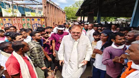 Banda News: खाद न मिलने से किसानों का प्रदर्शन, क्षेत्रीय विधायक ने बटवाई खाद