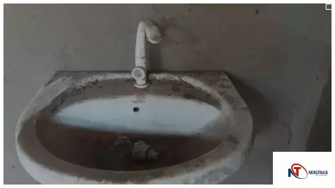 Mathura News: CMO ऑफिस में गंदगी का अंबार, स्वच्छता का संदेश देने वाले विभाग का वीडियो वायरल