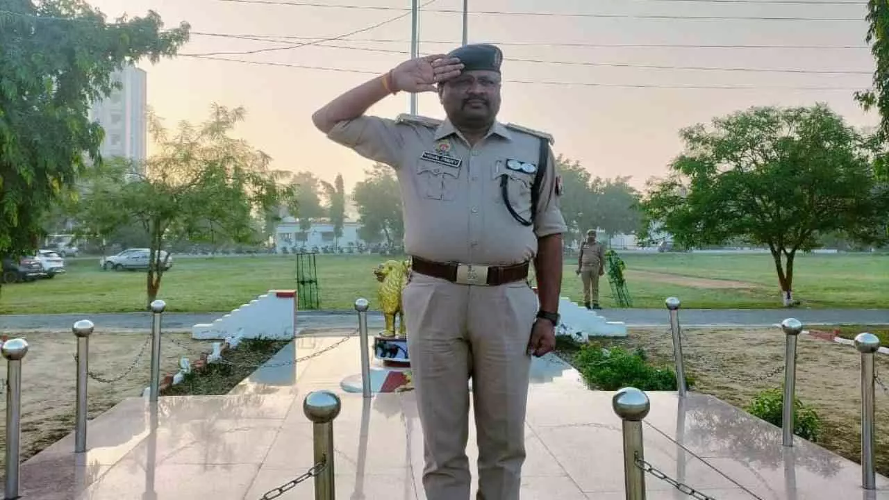 Balrampur News: बलरामपुर ASP ने किया साप्ताहिक परेड का निरीक्षण, अनुशासन और स्वच्छता पर दिया जोर