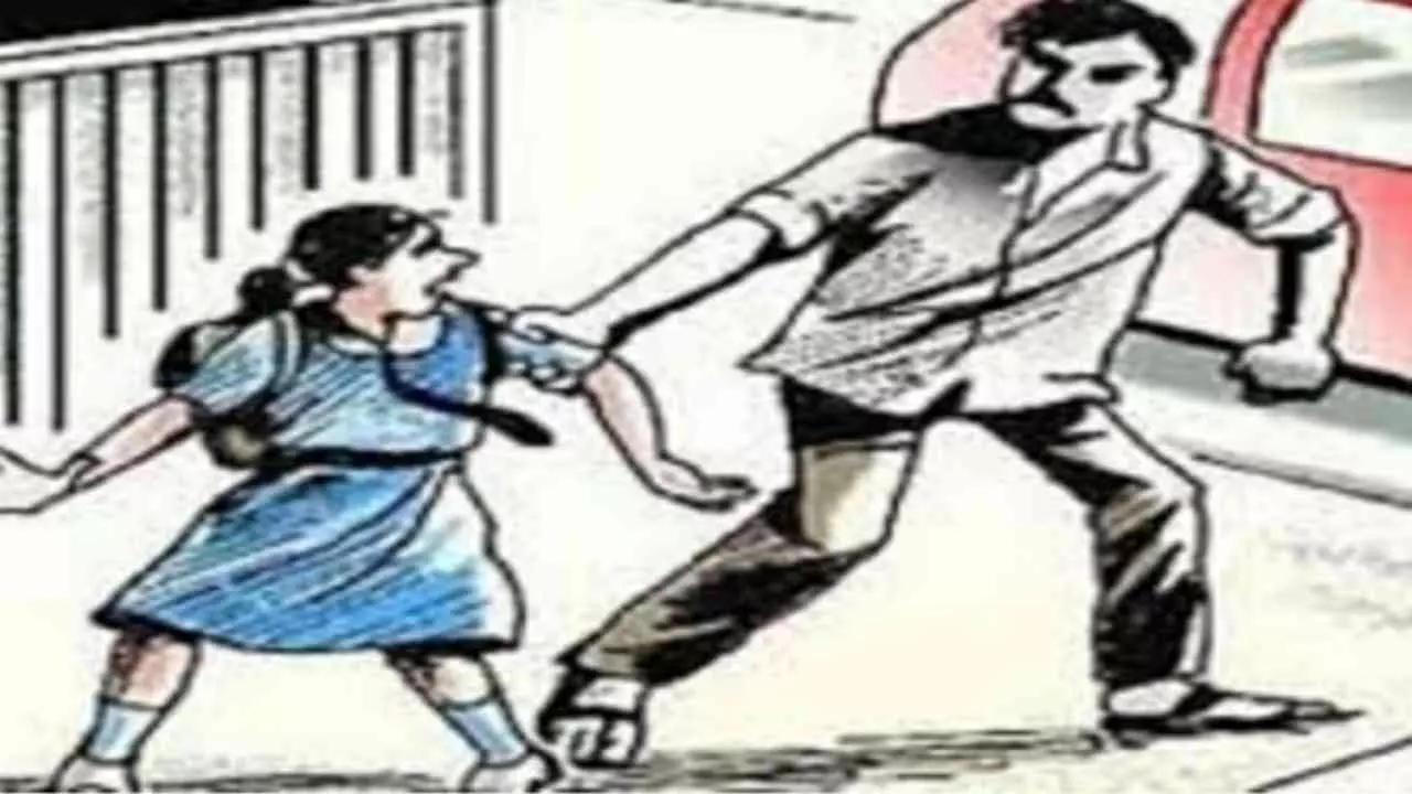 Hapur News: स्कूल जा रही नाबालिग छात्रा का अपहरण, गांव का ही युवक लेकर फरार