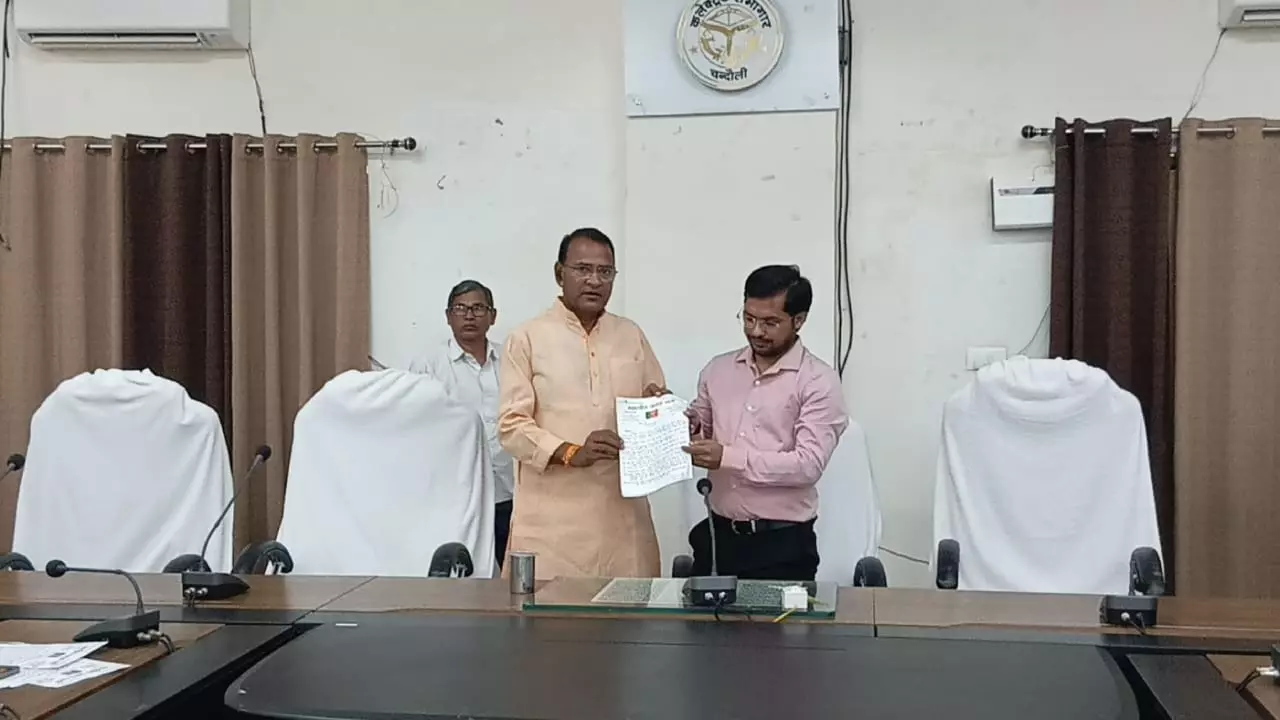 Chandauli News: बाढ़ पीड़ितों के लिए भाजपा नेता ने विशेष राहत पैकेज की मांग की, सपा पर तीखा हमला