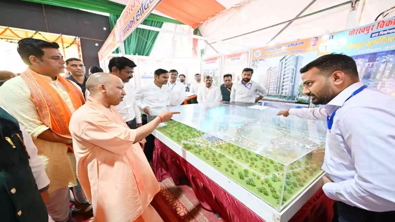 Gorakhpur News: स्वदेशी मेले में CM योगी बोले- उद्यमी बनें युवा, लोन की गारंटी सरकार की
