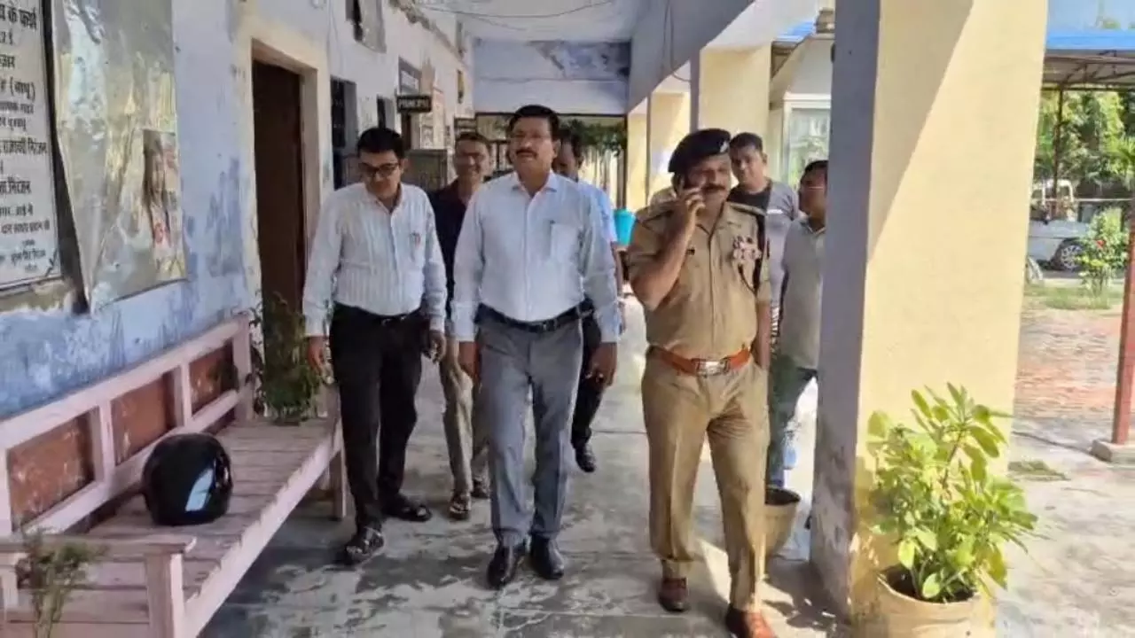 Jalaun: डीएम-एसपी ने किया यूपीपीएससी परीक्षा केंद्रों का निरीक्षण, दिए नकलविहीन परीक्षा के निर्देश