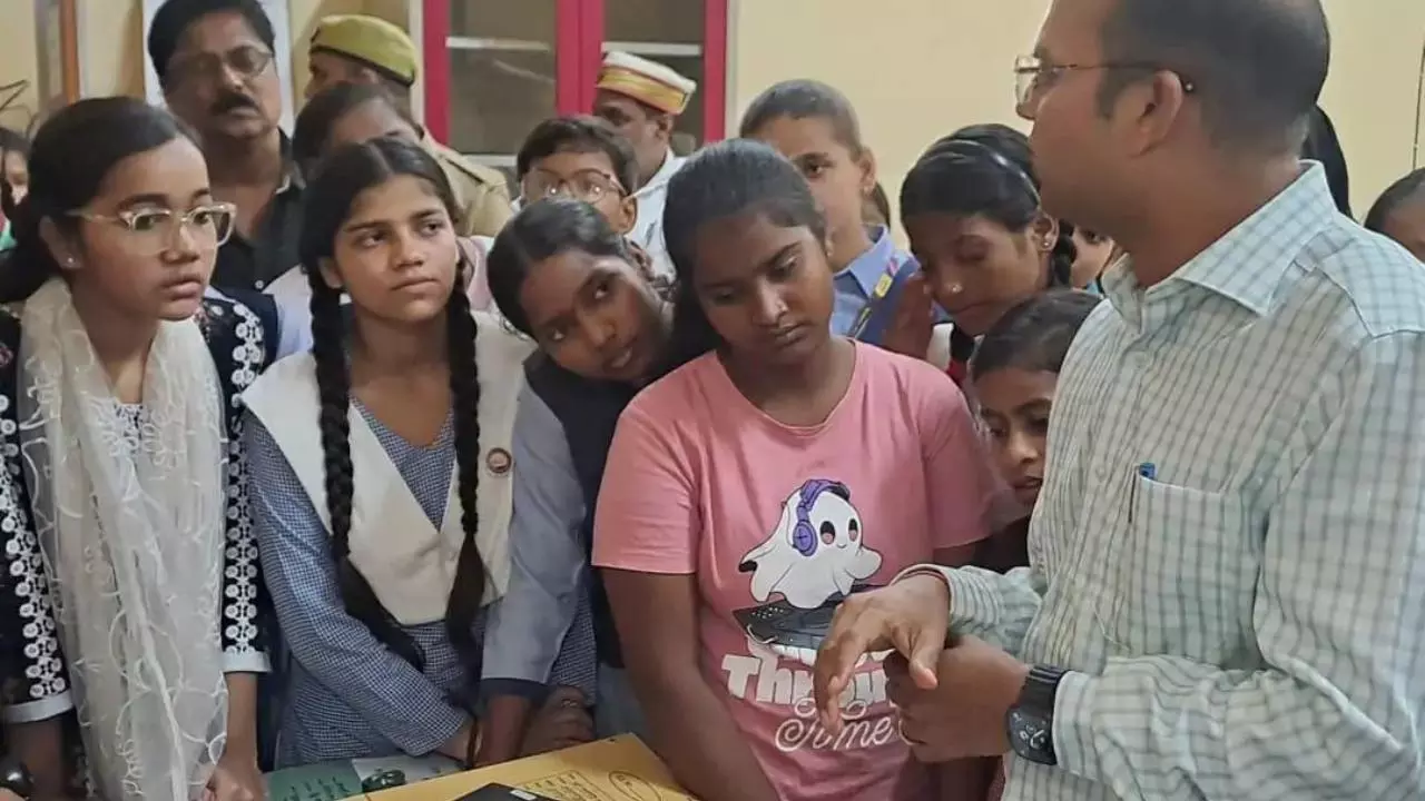 Balrampur News: मिशन शक्ति फेज-5 के तहत बलरामपुर की छात्रा गार्गी मिश्रा बनीं एक दिन की डीएम