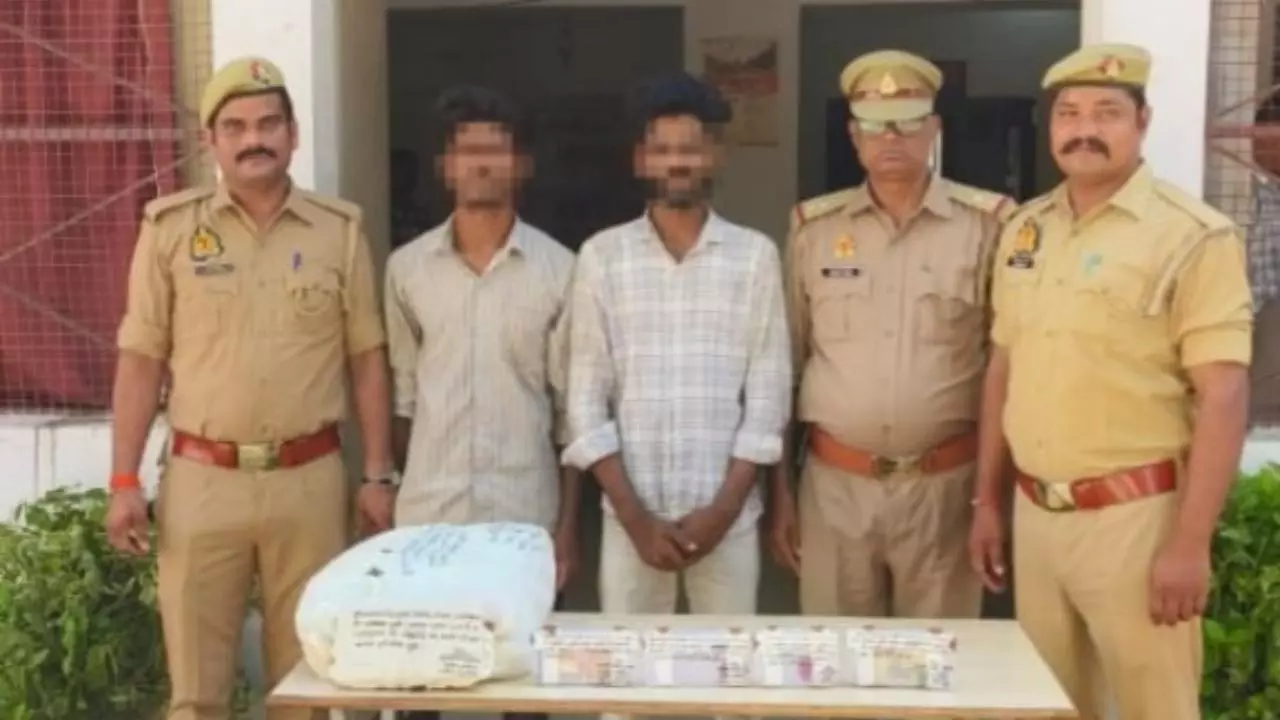 Kushinagar News: कुशीनगर में दो लाख रुपये की चोरी का खुलासा, दो आरोपी गिरफ्तार