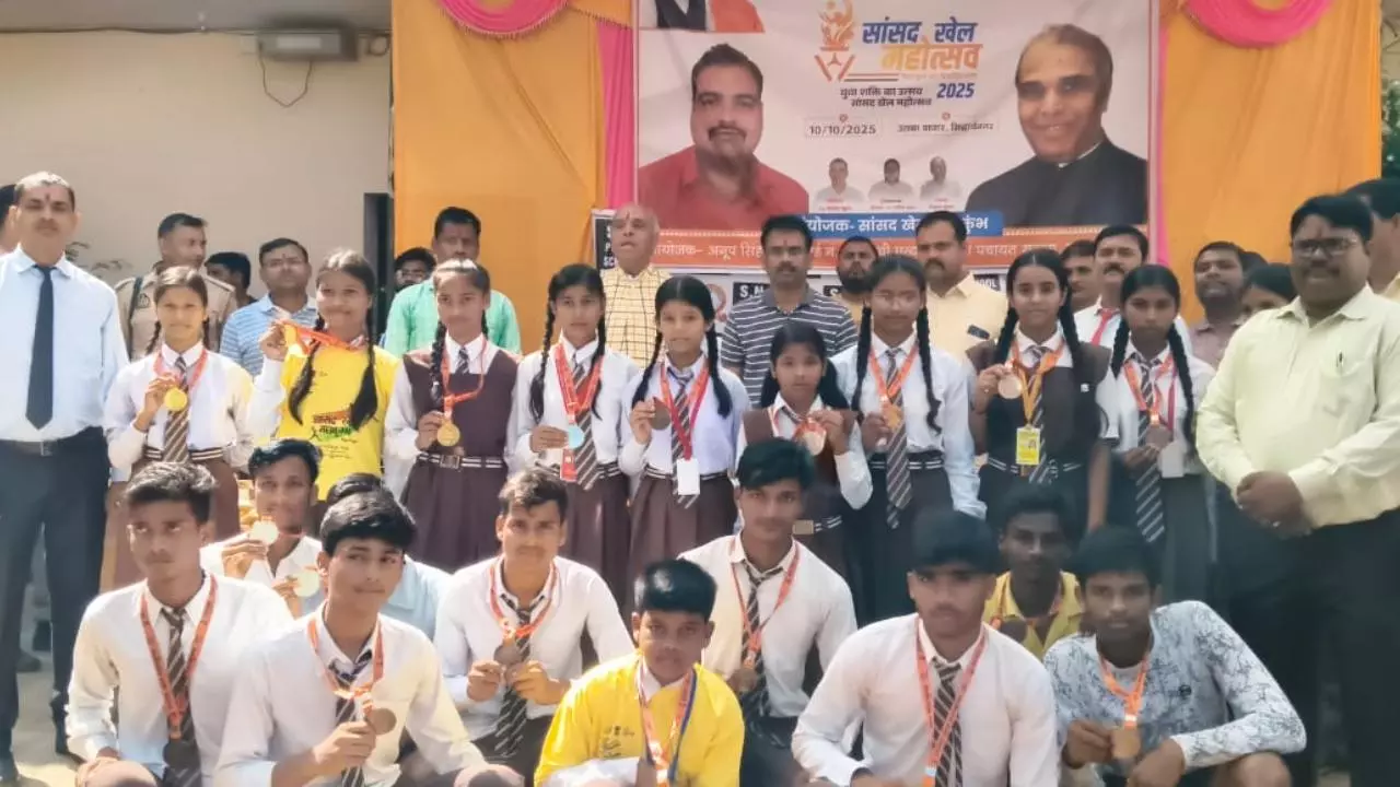 Siddharthnagar News: सांसद खेल महोत्सव का शुभारंभ, जगदंबिका पाल ने हरी झंडी दिखाई