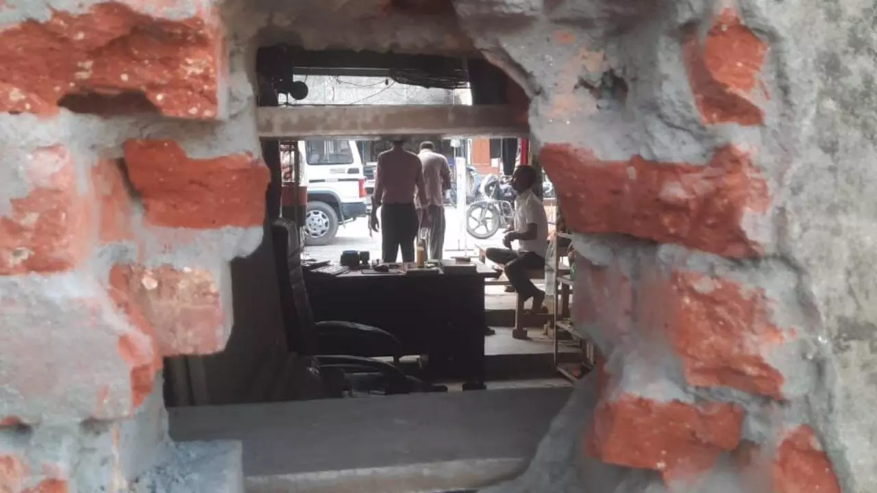 Hardoi News: कछौना ग्राहक सेवा केंद्र में सेंधमारी, 3.5 लाख की चोरी