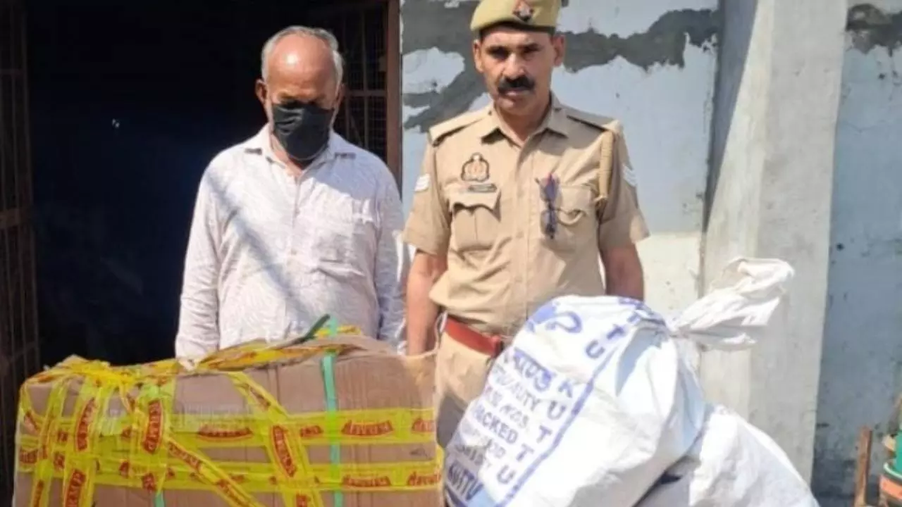 Baghpat News: बागपत में अवैध पटाखों का जखीरा बरामद, आरोपी गिरफ्तार
