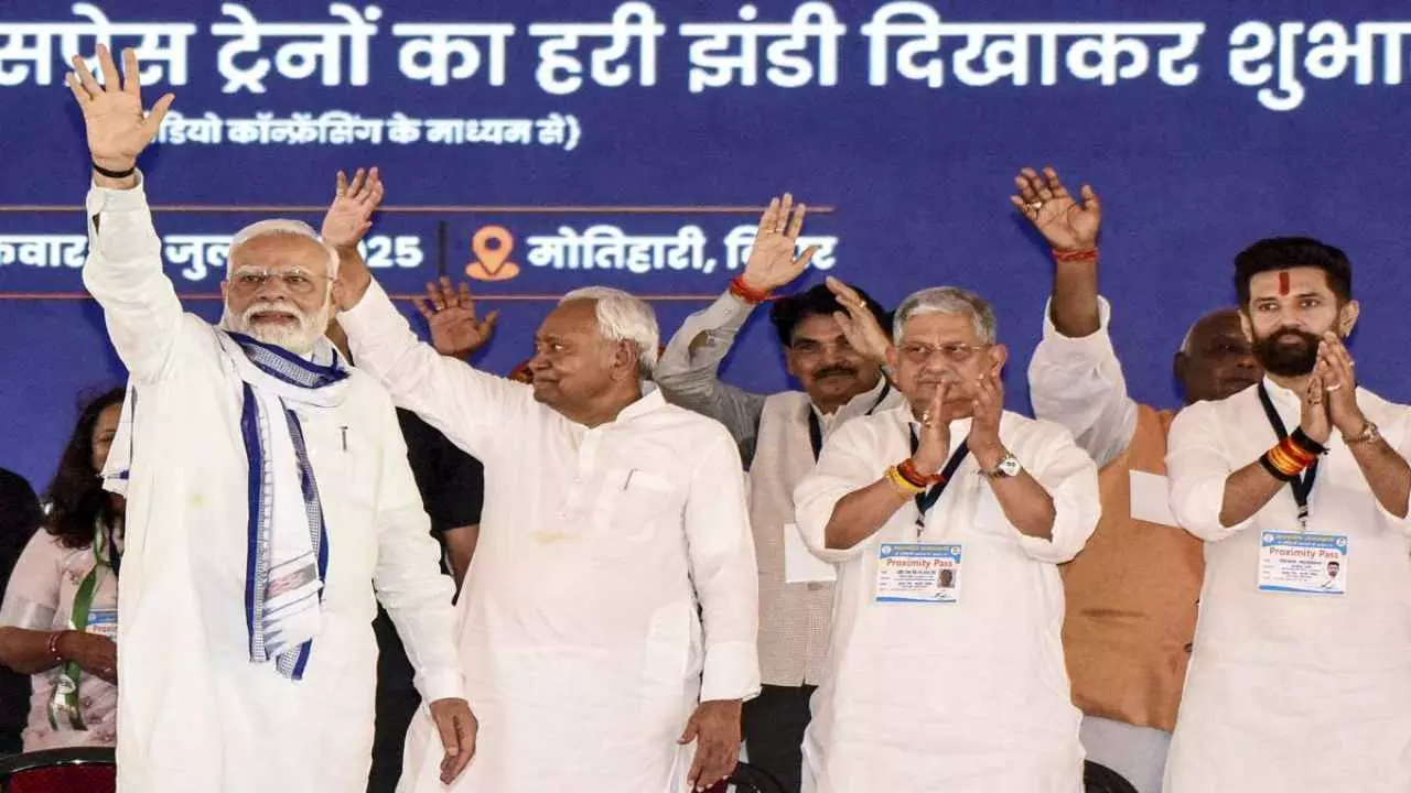 कल दिल्ली में NDA की सबसे बड़ी मीटिंग, सीट शेयरिंग पर होगी फाइनल डील, चिराग की 35 सीट कंफर्म? कल दिल्ली में NDA की सबसे बड़ी मीटिंग, सीट शेयरिंग पर होगी फाइनल डील, चिराग की 35 सीट कंफर्म?