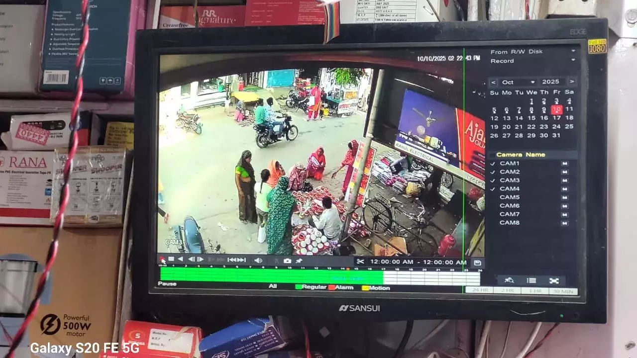 Minor robber escapes after taking Rs 3 lakh from bank at lunchtime, police launch investigation