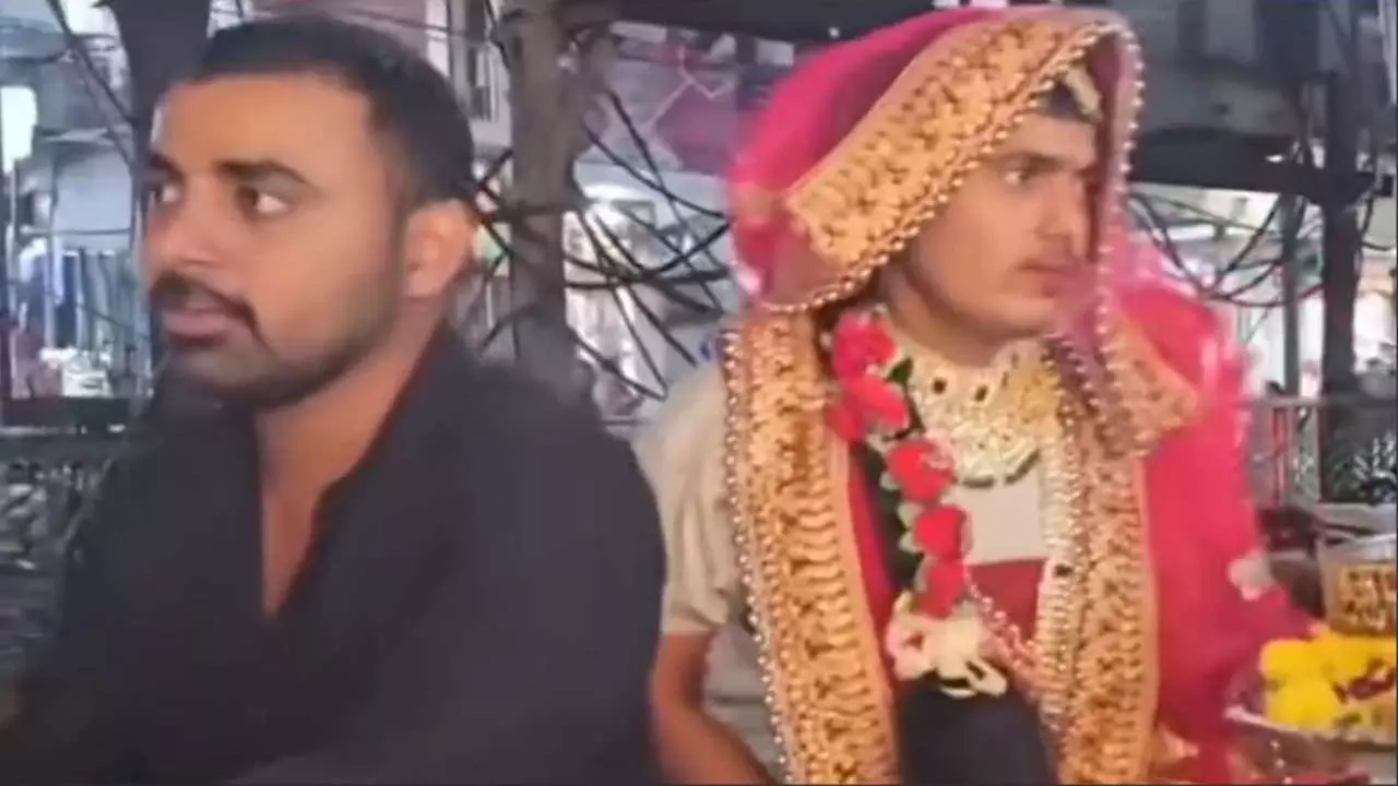 लड़के ने लहंगा पहनकर दोस्त के लिए रखा करवाचौथ का व्रत, छलनी-करवा खरीदकर बाजार में बना अनोखा दुल्हन लड़के ने लहंगा पहनकर दोस्त के लिए रखा करवाचौथ का व्रत, छलनी-करवा खरीदकर बाजार में बना अनोखा दुल्हन