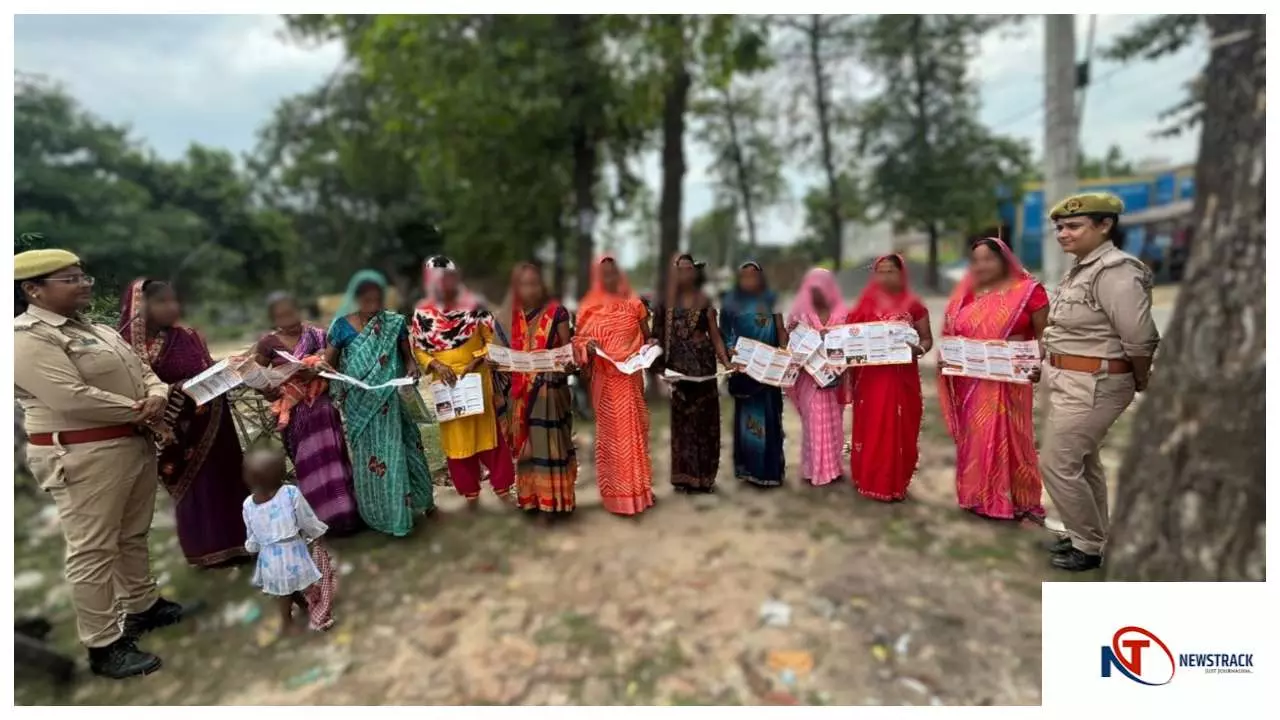 Shravasti News : श्रावस्ती में महिलाओं-बालिकाओं को किया गया जागरूक, हेल्पलाइन नंबरों की दी जानकारी
