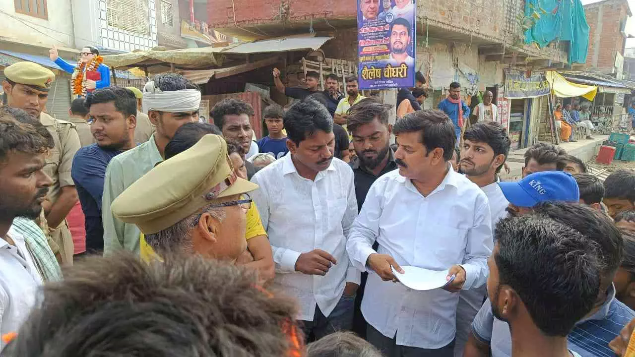 Chandauli News: सकलडीहा में अंबेडकर प्रतिमा का स्थान बदले जाने को लेकर समर्थकों में आक्रोश Chandauli News: सकलडीहा में अंबेडकर प्रतिमा का स्थान बदले जाने को लेकर समर्थकों में आक्रोश