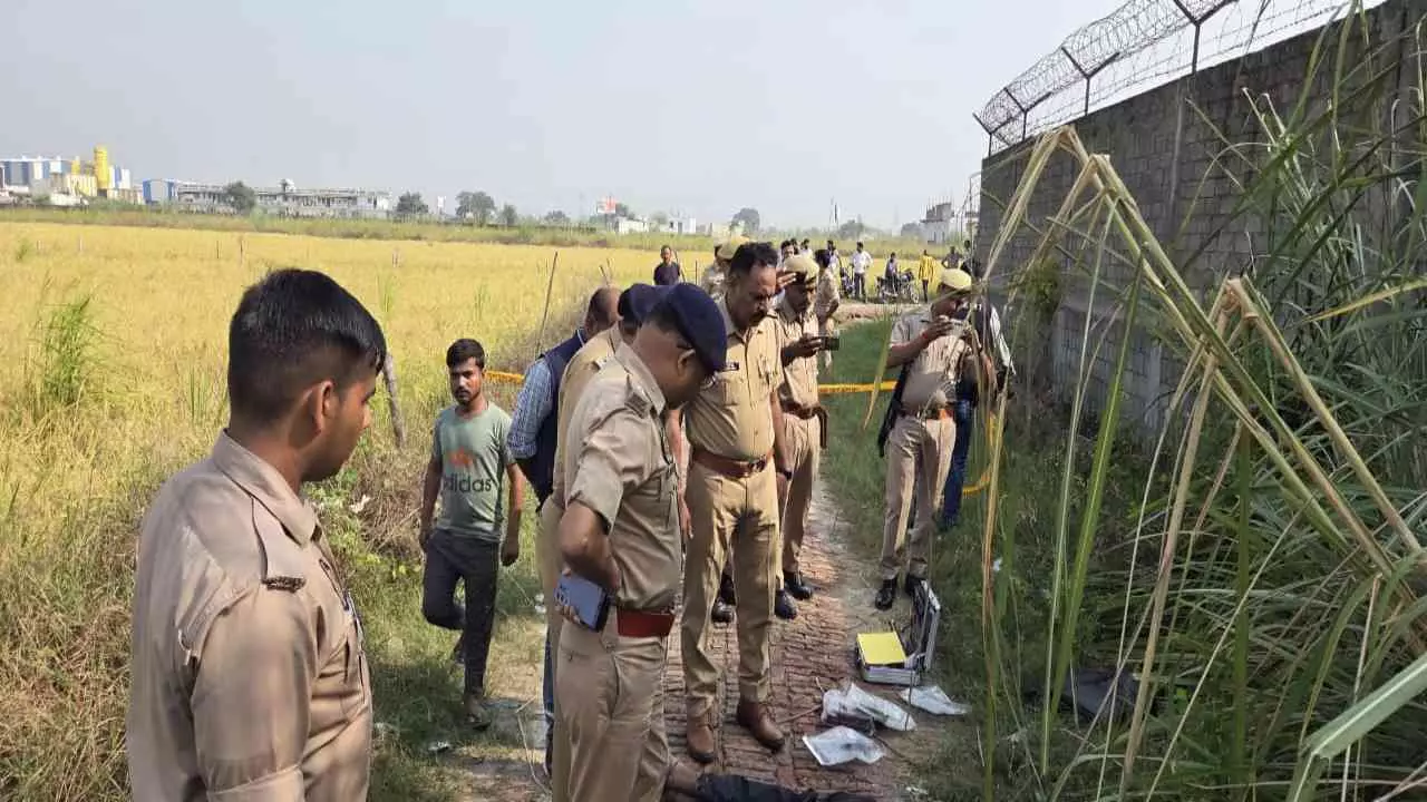 Hapur News: रिलायंस रोड पर मिला युवक का शव, इलाके में मचा हड़कंप, पुलिस-फोरेंसिक टीम जुटी जांच में