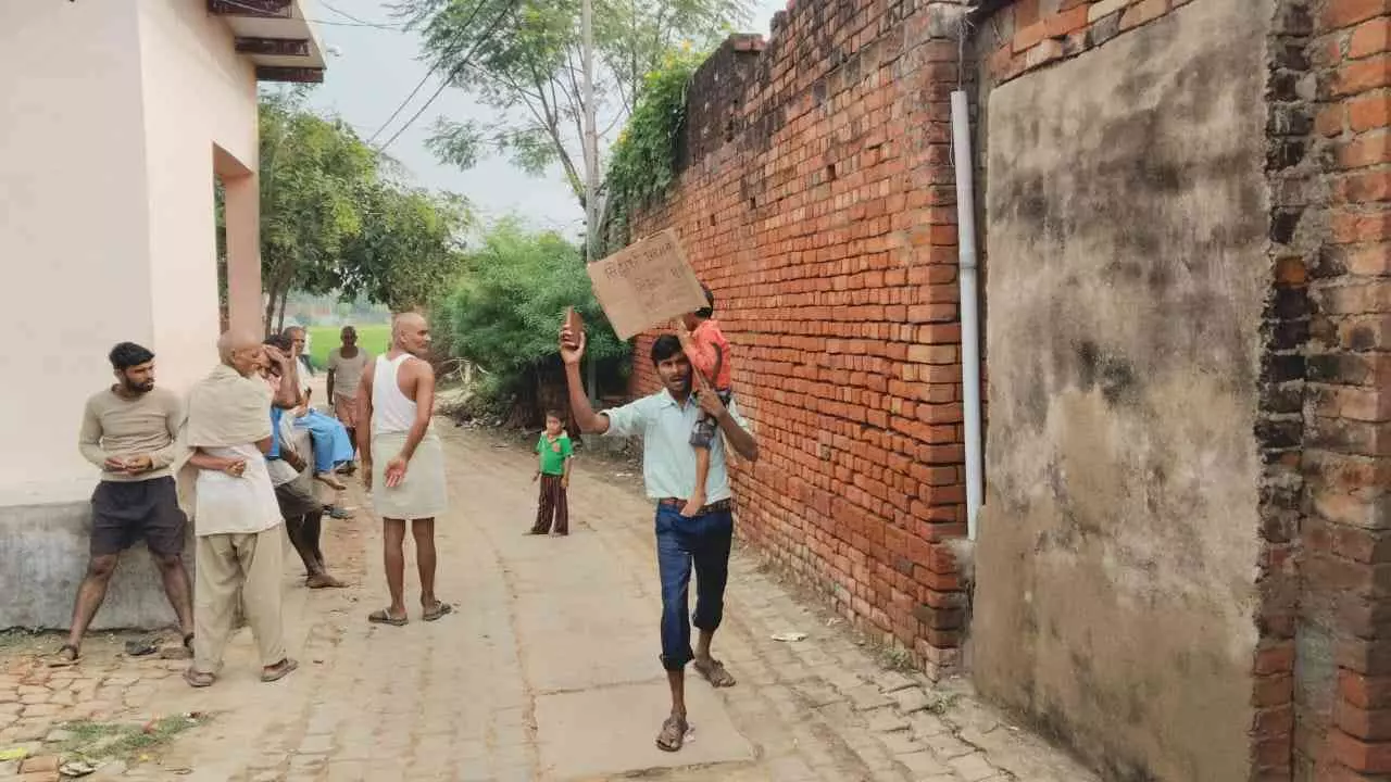 Chandauli News: ग्राम प्रधान के खिलाफ युवक का गांव में अनूठा प्रदर्शन