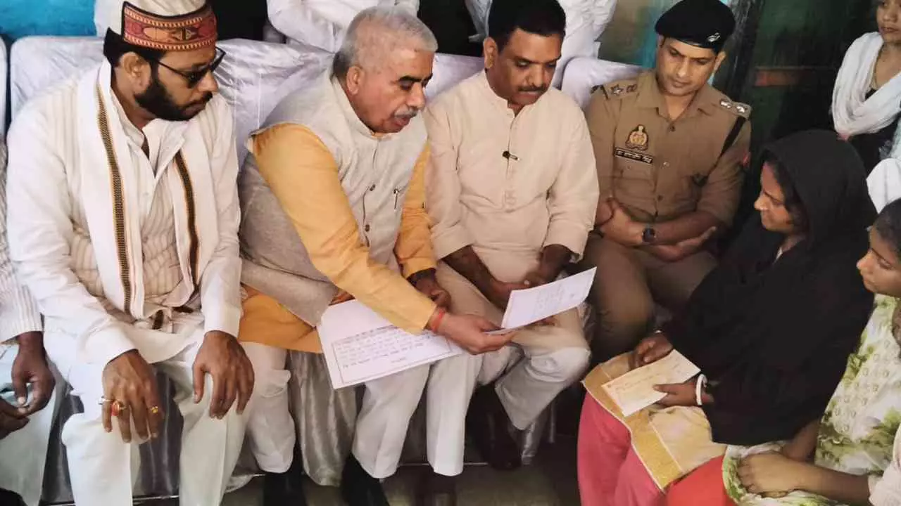 Raebareli News: मॉब लिंचिंग पीड़ित के परिवार से मिले मंत्री, 13.54 लाख की आर्थिक सहायता दी