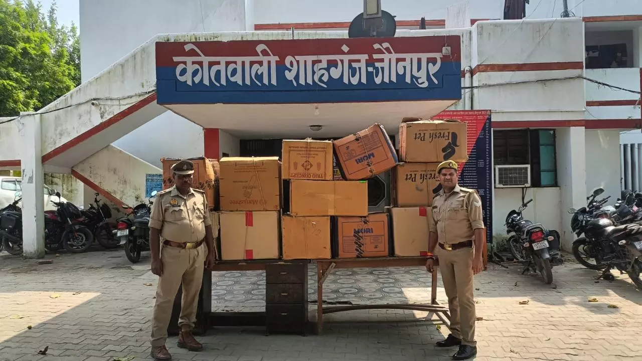 Jaunpur News: शाहगंज पुलिस ने बरामद किए 12 कार्टून अवैध पटाखे, मालिक फरार