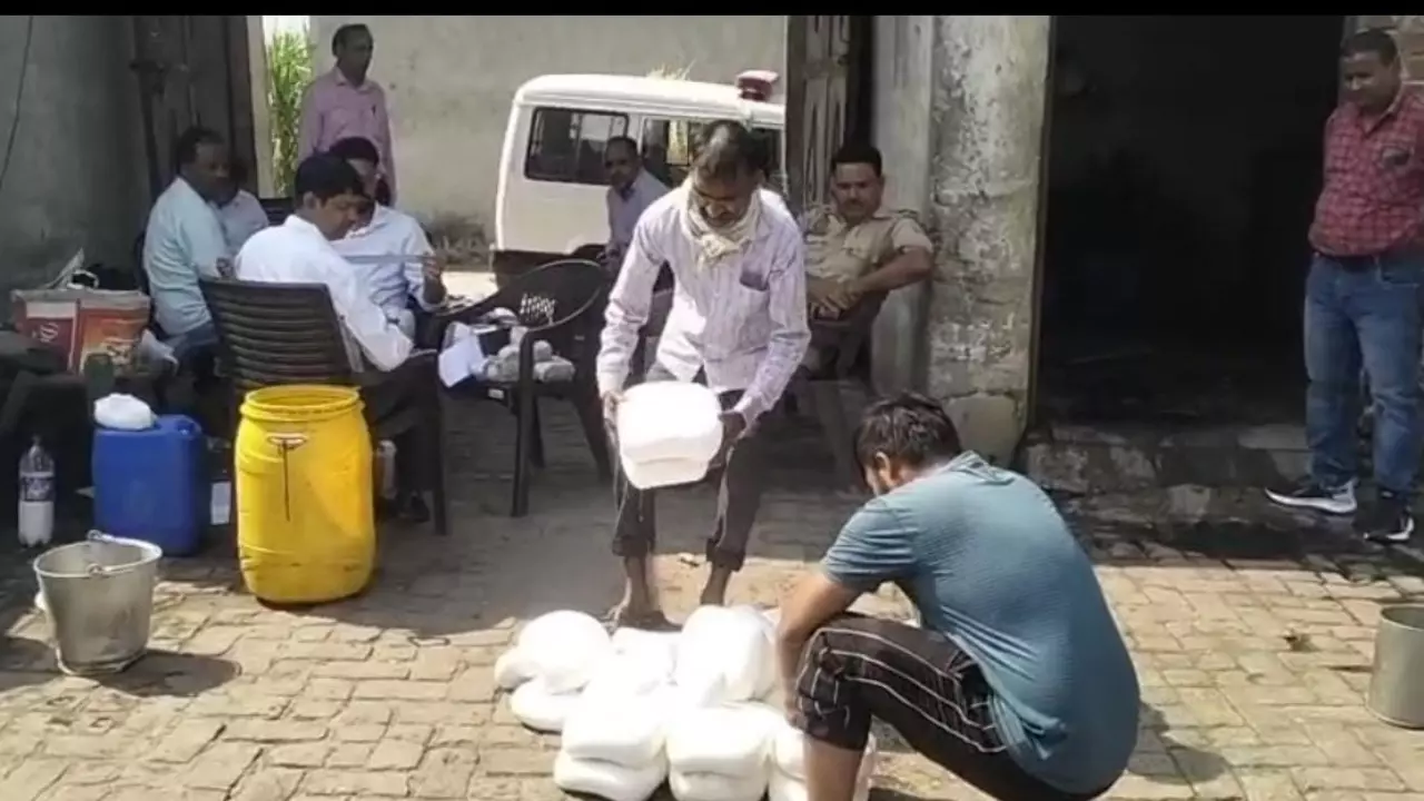 खुर्जा में दीपावली से पहले पनीर फैक्ट्री- मिल्क प्लांट पर FDA की छापेमारी, 7 सैंपल लिए