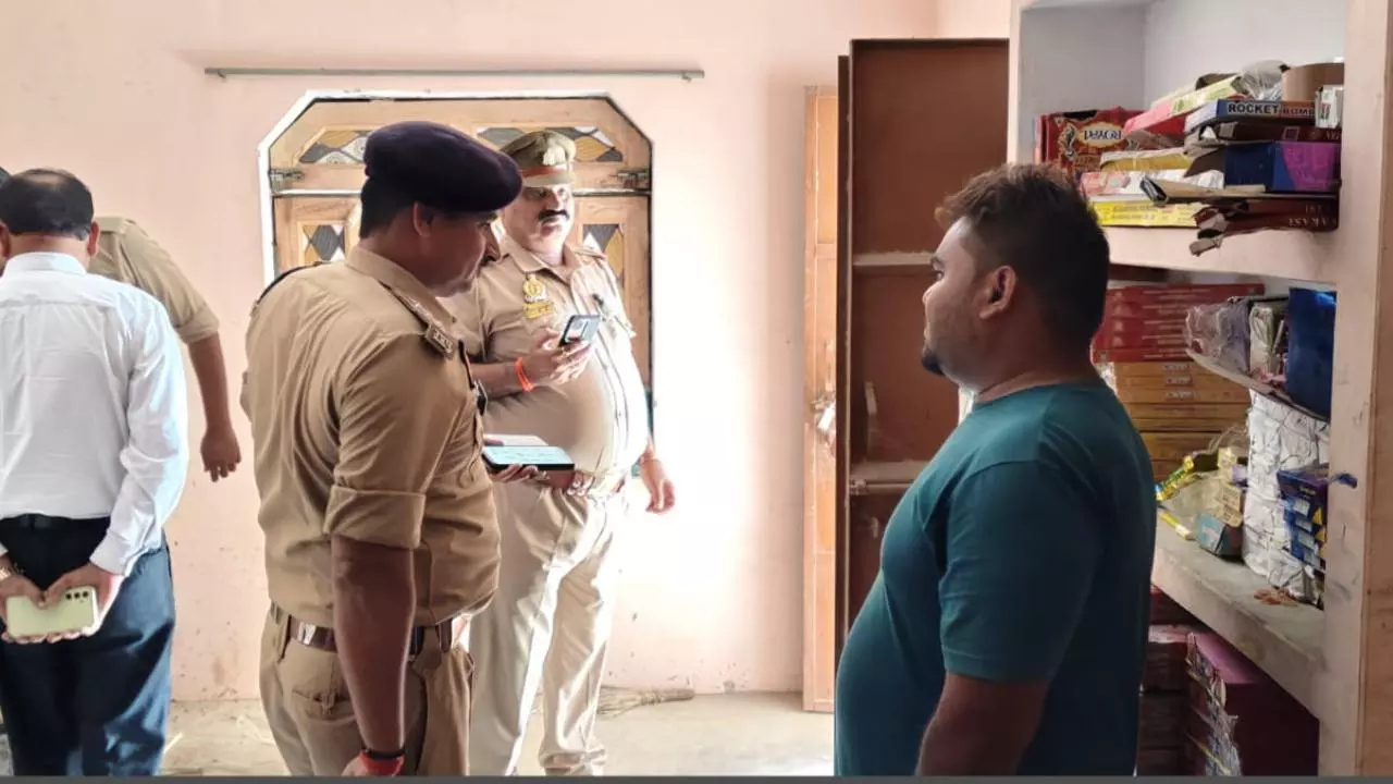 Kaushambi News: कौशाम्बी में SDM-CO की संयुक्त टीम ने पटाखा गोदामों का निरीक्षण किया