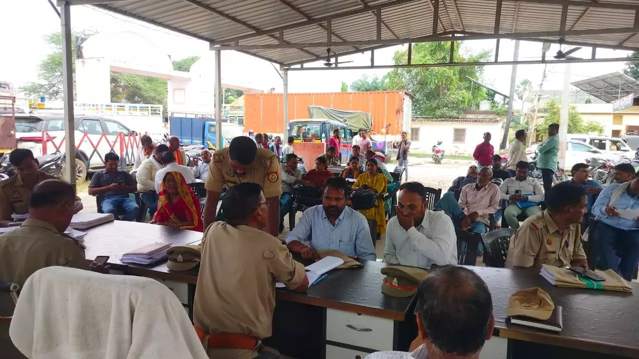 Chandauli News: चंदौली में 14 थानों पर थाना समाधान दिवस, 52 में से 1 शिकायत का हुआ मौके पर निपटारा Chandauli News: चंदौली में 14 थानों पर थाना समाधान दिवस, 52 में से 1 शिकायत का हुआ मौके पर निपटारा