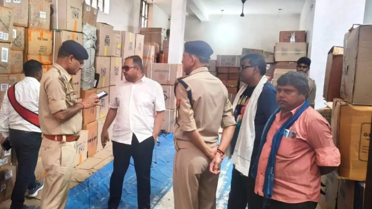 Chandauli News: पटाखों की दुकानों पर पुलिस की औचक जाँच: दिवाली-छठ से पहले सुरक्षा व्यवस्था कड़ी