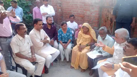 Fatehpur News: मृतक हरिओम के परिजनों से मिले यूपी मंत्री, 13.5 लाख रुपये आर्थिक सहायता Fatehpur News: मृतक हरिओम के परिजनों से मिले यूपी मंत्री, 13.5 लाख रुपये आर्थिक सहायता