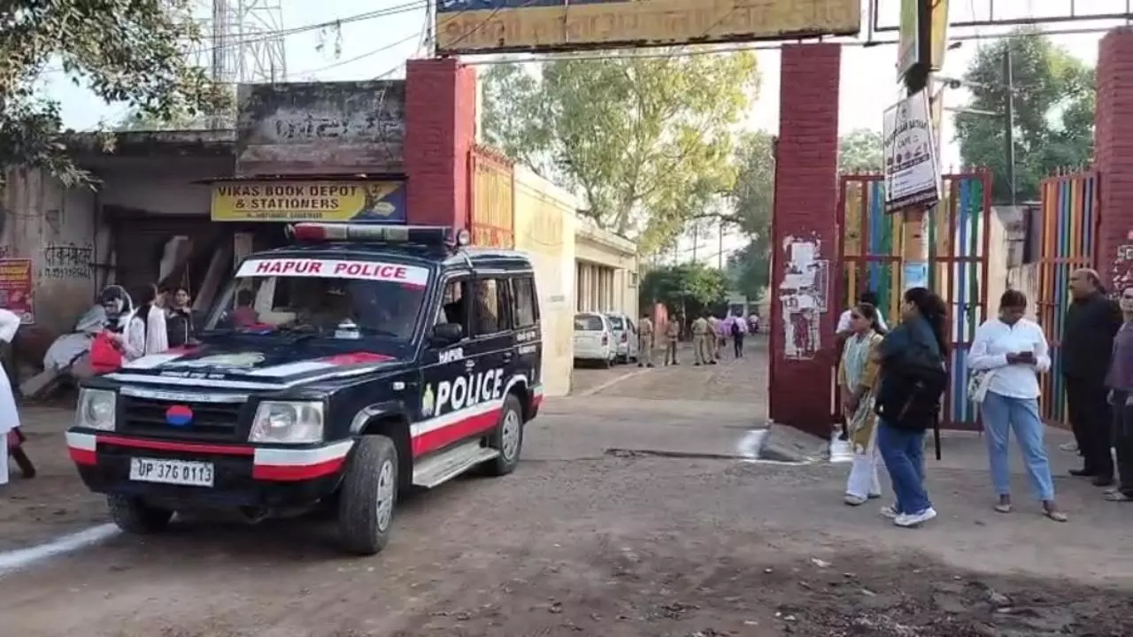 Hapur News: हापुड़ में शांतिपूर्वक सम्पन्न हुई पीसीएस परीक्षा, डीएम बोले निष्पक्षता पहली प्राथमिकता