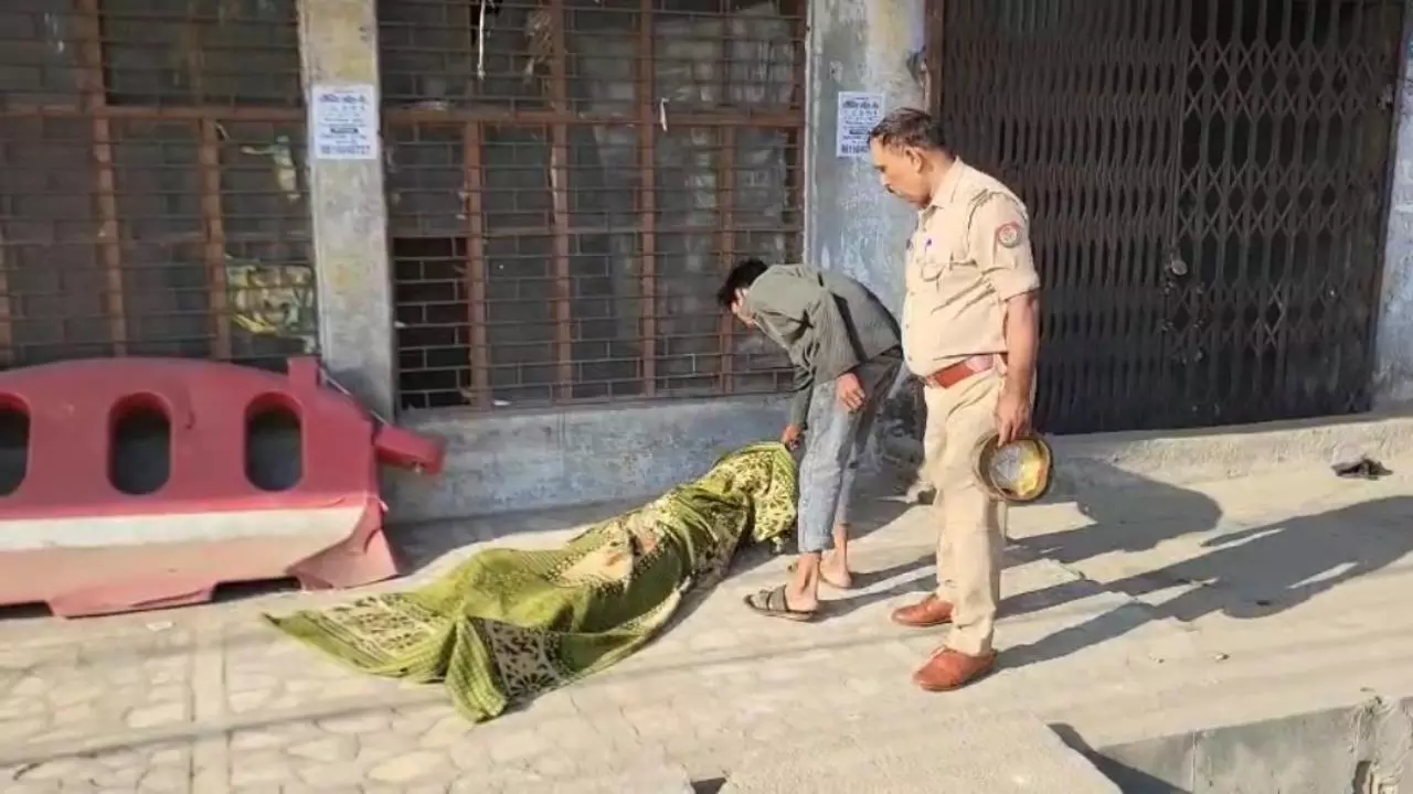 Shamli News: शामली के विजय चौक पर दुकान के बाहर मिला अज्ञात शव, पुलिस जांच में जुटी