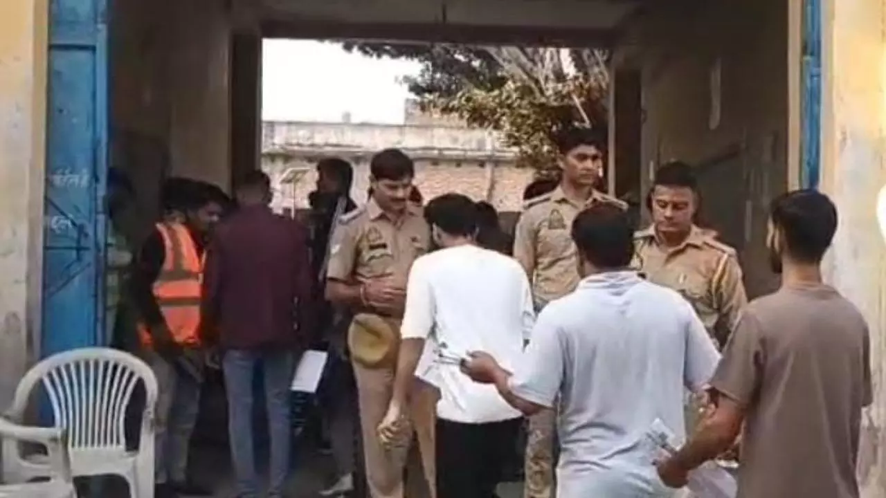 Etah News: एटा में पीसीएस परीक्षा शुरू, 11 केंद्रों पर 4536 अभ्यर्थी दे रहे हैं परीक्षा