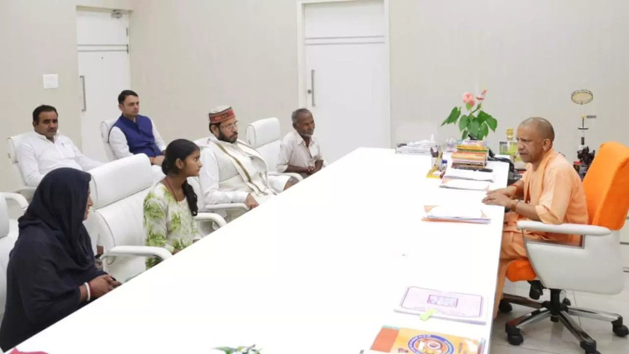 UP News: मृतक हरिओम के परिजन से मिले CM योगी, मामले में न्याय सुनिश्चित करने का दिया भरोसा