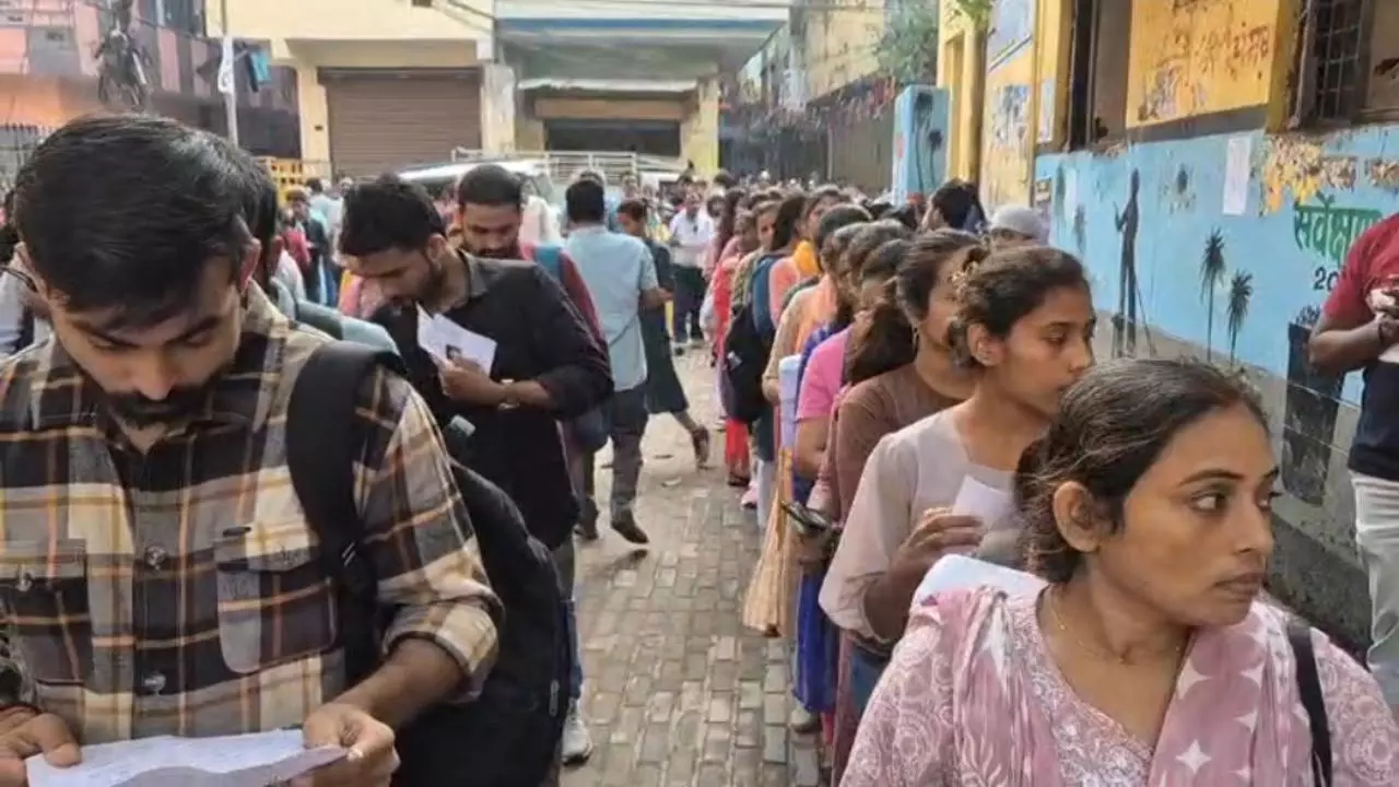 Chandauli News: चंदौली में 12 केंद्रों पर जारी UPPSC परीक्षा, DM और SP ने की निगरानी