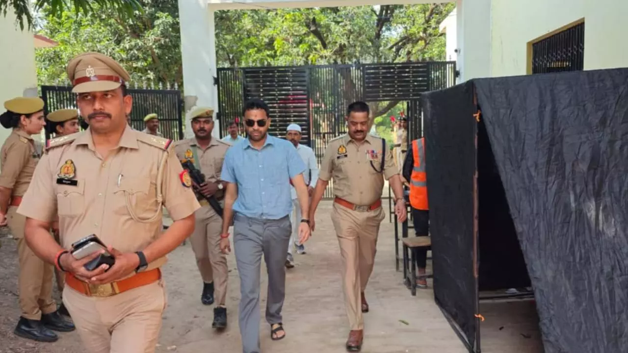 Kaushambi News: कौशाम्बी में डीएम व एसपी ने पीसीएस परीक्षा केंद्रों का किया निरीक्षण, दिए निर्देश