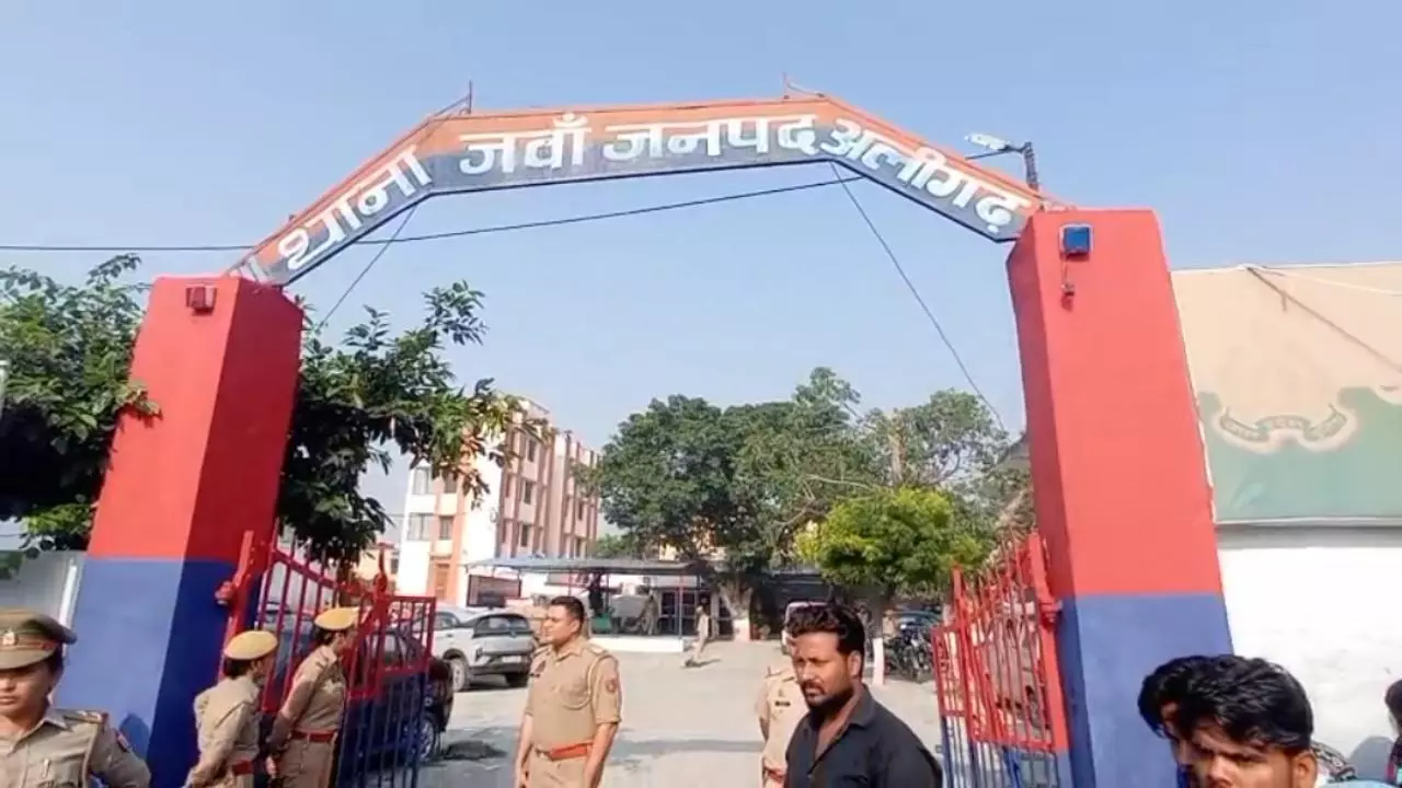 Aligarh News: अलीगढ़ में युवक की चाकू से हत्या, आठ आरोपी हिरासत में, परिजनों ने किया हंगामा