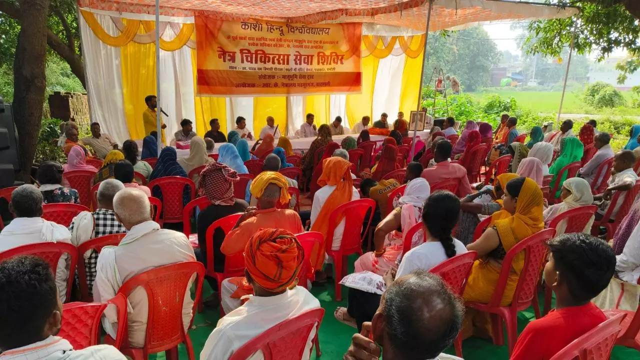 Chandauli News: चंदौली में BHU पूर्व छात्रों का ‘सेवा यज्ञ’, 300 मरीजों को मिली मदद