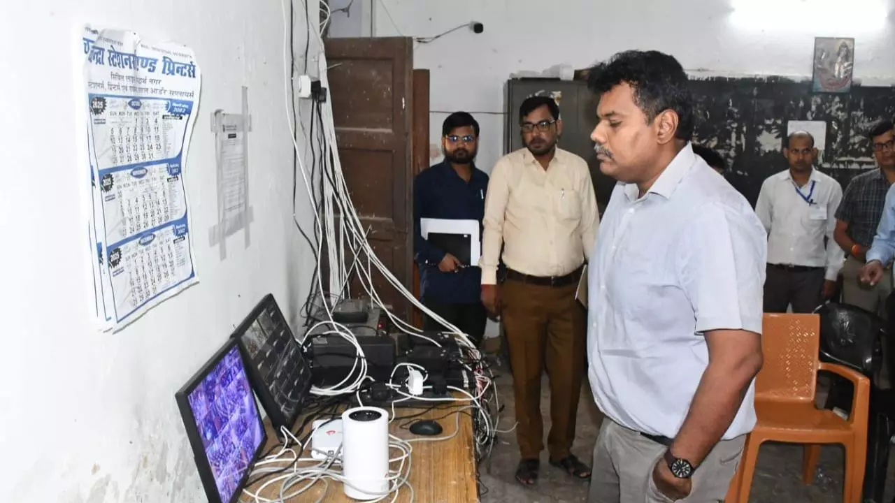 Siddharthnagar: डीएम राजा गणपति आर ने यूपीपीएससी परीक्षा केंद्रों का किया निरीक्षण, दिए सख्त निर्देश Siddharthnagar: डीएम राजा गणपति आर ने यूपीपीएससी परीक्षा केंद्रों का किया निरीक्षण, दिए सख्त निर्देश