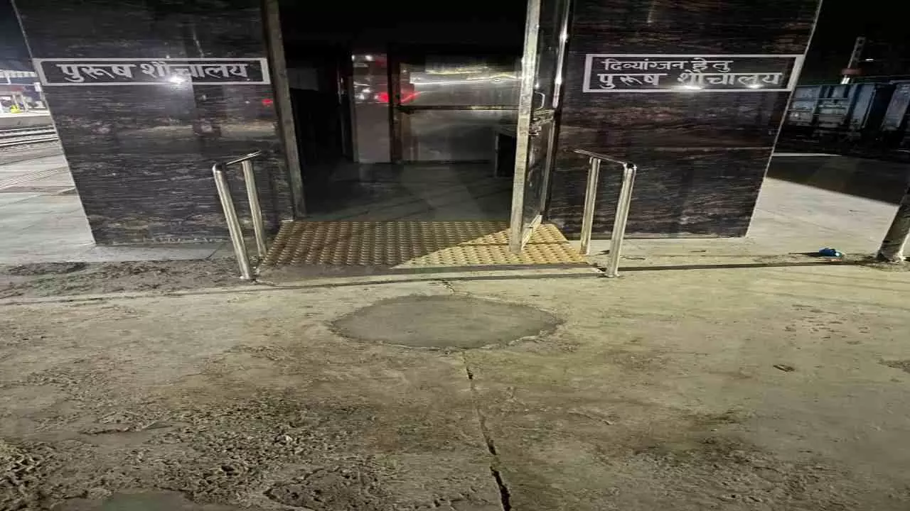 हरदोई रेलवे स्टेशन पर दिव्यांग शौचालय में अंधेरा, मोबाइल टॉर्च से किया जा रहा उपयोग