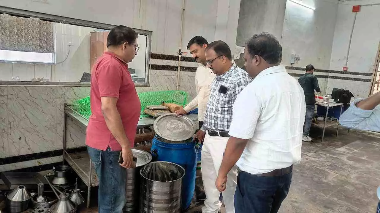 मथुरा में दीपावली व अहोई अष्टमी को लेकर खाद्य विभाग का सघन अभियान, मिलावटी पेड़ा-पनीर नष्ट