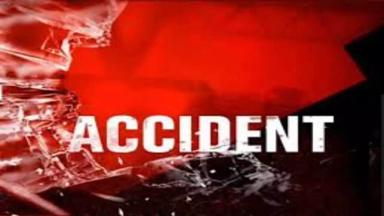 Sonbhadra News: भैंस को सड़क पार करा रहे व्यक्ति की मौत, ग्रामीणों ने शव रखकर लगाया जाम