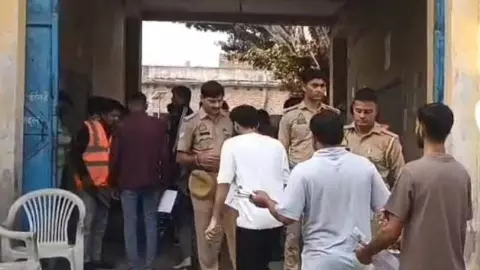 Etah News: एटा में पीसीएस परीक्षा शुरू, 11 केंद्रों पर 4536 अभ्यर्थी दे रहे हैं परीक्षा Etah News: एटा में पीसीएस परीक्षा शुरू, 11 केंद्रों पर 4536 अभ्यर्थी दे रहे हैं परीक्षा