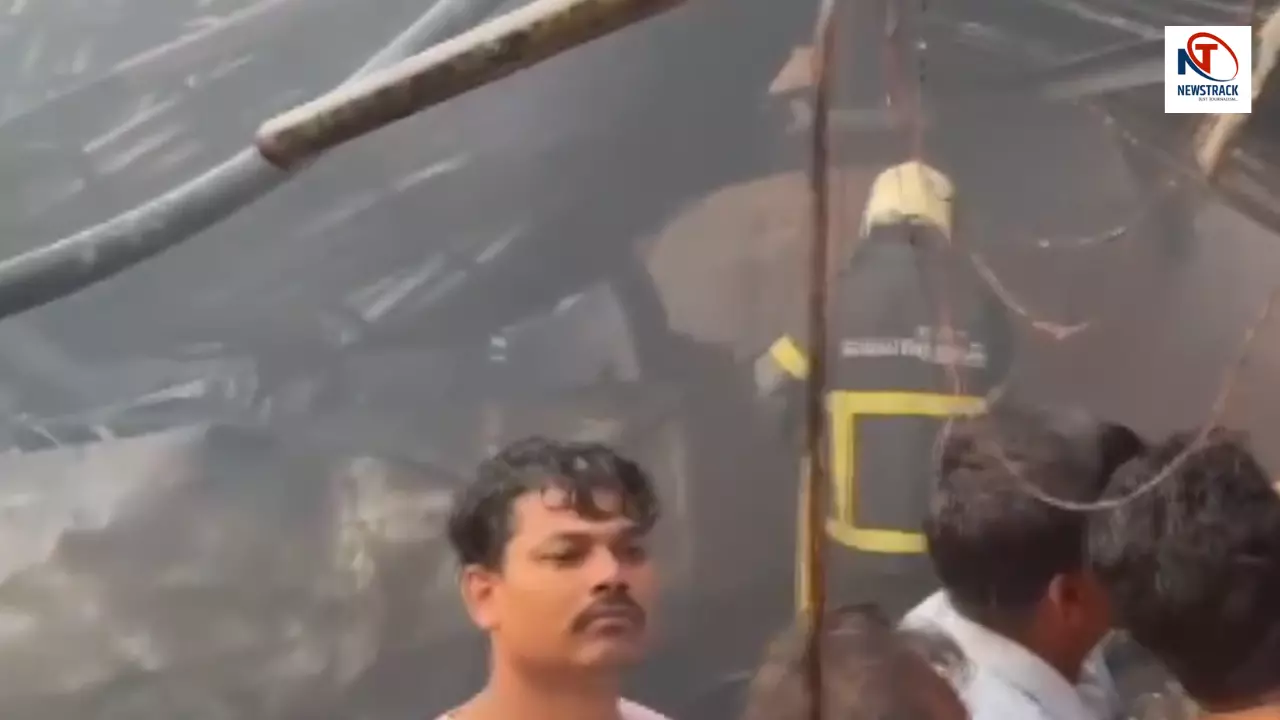 मुंबई कुर्ला सीएसटी रोड पर भीषण आग! कई दुकानें जलकर खाक, दमकल ने 4 घंटे में काबू पाया
