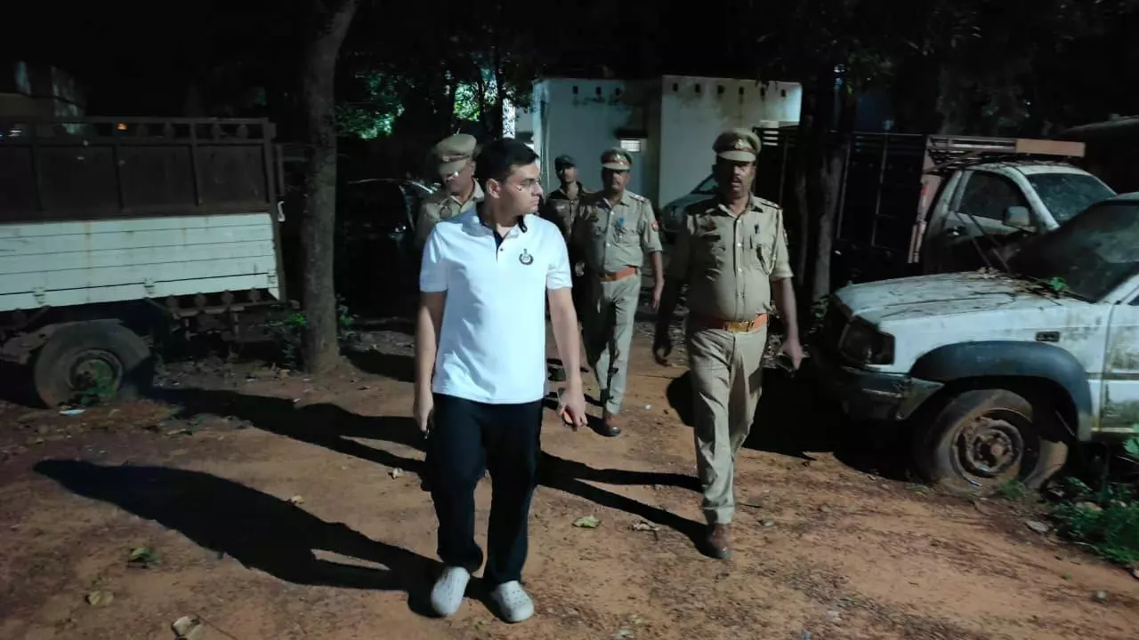 Sonbhadra News: बॉर्डर के थाने में अचानक पहुंचे एसपी, लापरवाही पर थानेदार-हेड मोहर्रिर लाइन हाजिर