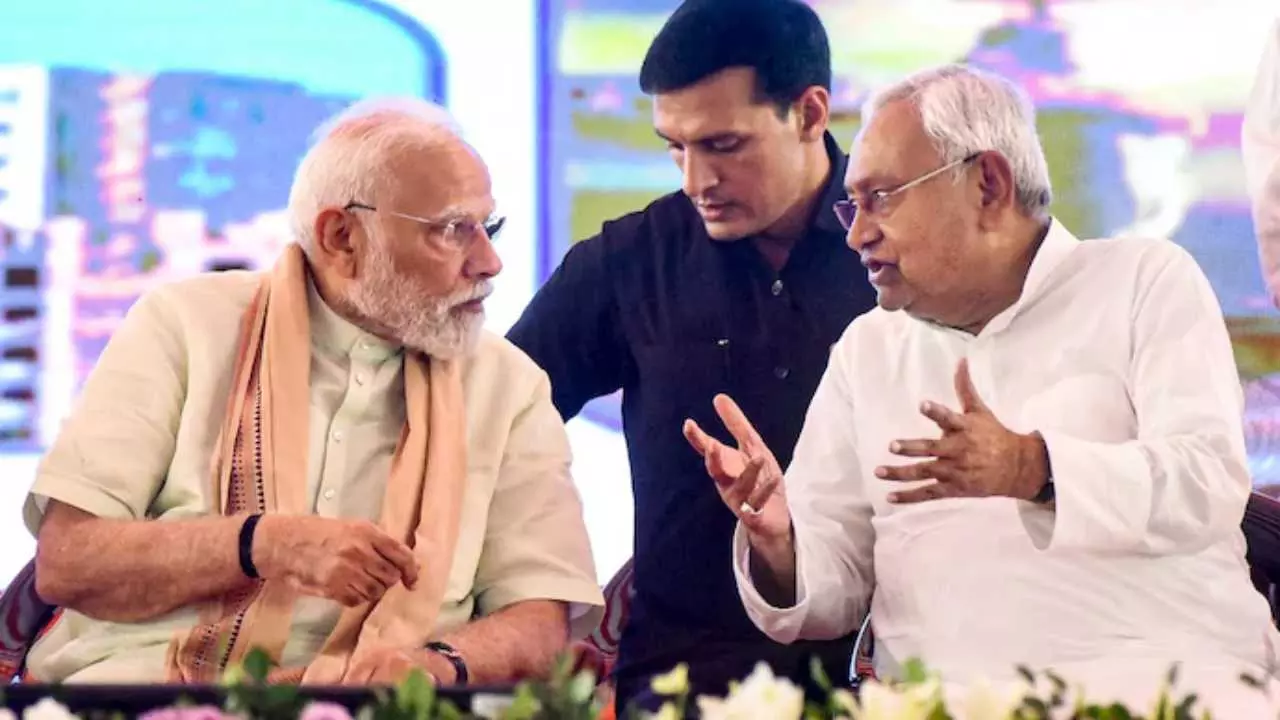 ये हुआ कैसे? 20 साल बाद खत्म हुआ नीतीश के बड़े भाई का रुतबा, JDU के बराबरी में BJP, नीतीश के CM पद..