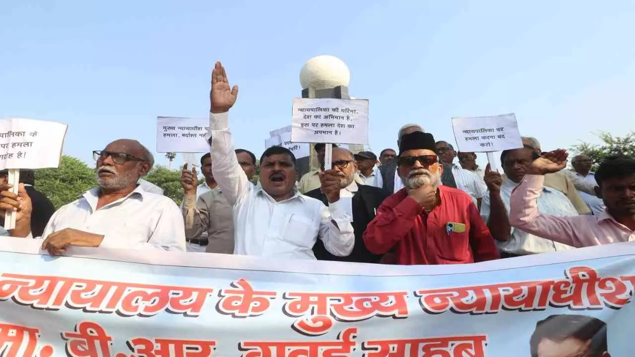Lucknow: CJI पर हमले के विरोध में संविधान की रक्षा का बिगुल! डॉ. अंबेडकर संगठन ने किया पैदल मार्च