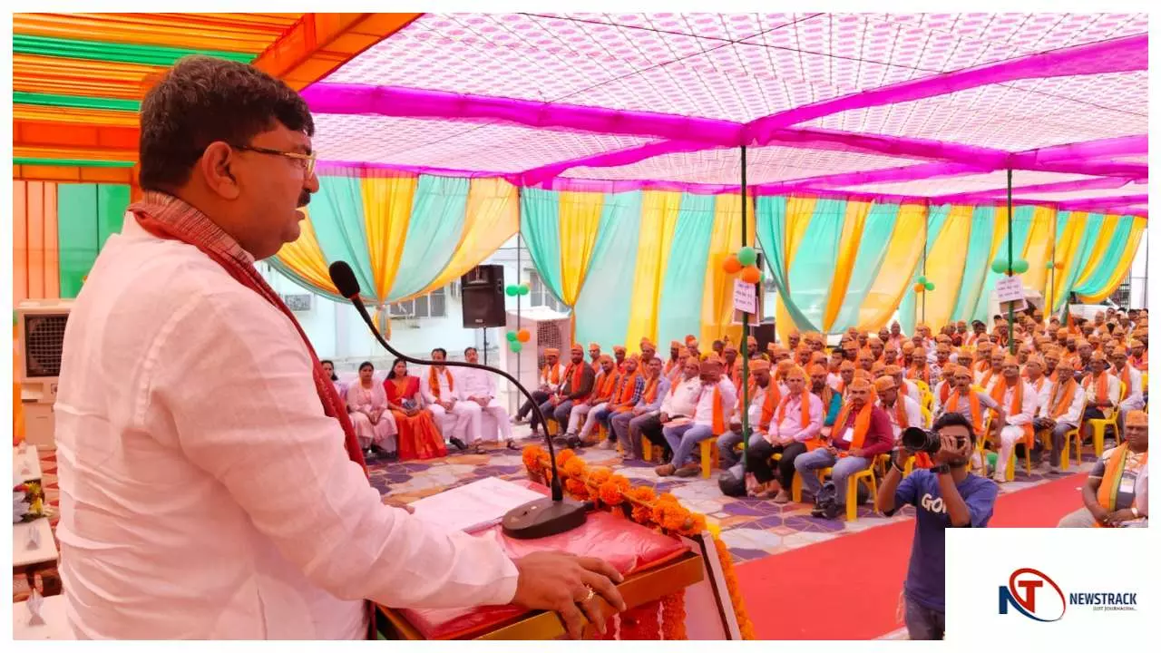 Sonbhadra News: हर सप्ताह नई योजना, हर माह नया संकल्प — यही मोदी की कार्यशैली : धर्मपाल सिंह